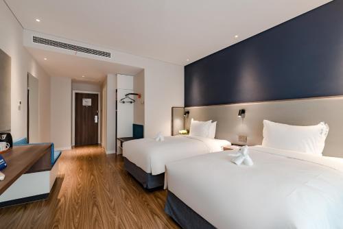 two beds in a hotel room at Holiday Inn Express Taian City Center by IHG in Tai'an