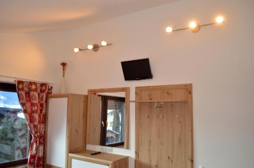 ein Wohnzimmer mit einem TV an der Wand in der Unterkunft Haus Susanne in Radstadt