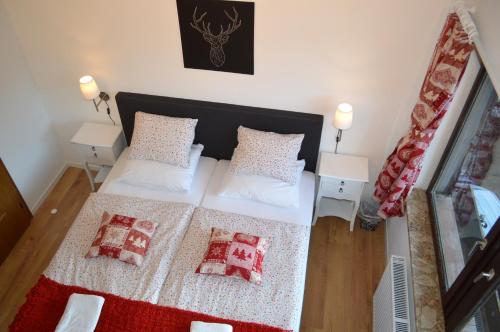 ein kleines Schlafzimmer mit 2 Betten und 2 Tischen in der Unterkunft Haus Susanne in Radstadt
