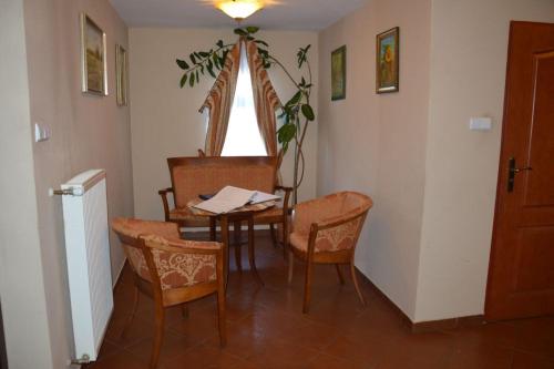 Pątnów的住宿－Jurajska Perła，一间带桌椅和窗户的用餐室