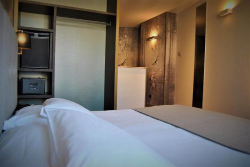a bedroom with a white bed and a television at Mokinba Hotels King in Milan