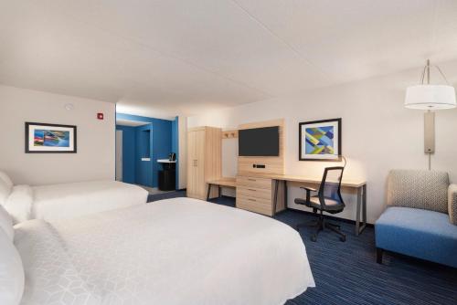 a hotel room with a bed and a desk at Holiday Inn Express Dumfries-Quantico by IHG in Dumfries