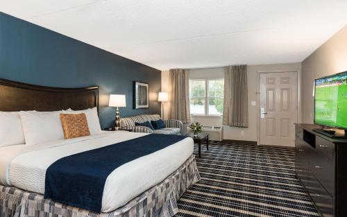 Una cama o camas en una habitación de Rockport Inn and Suites