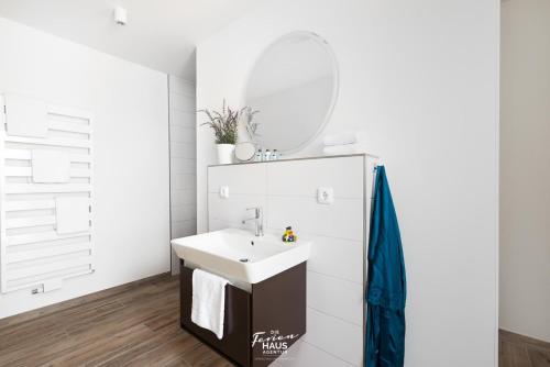 奧本尼茲的住宿－Shell 65，一间带水槽和镜子的浴室