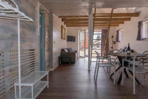 a dining room with a table and chairs at Hotel Waddengenot in Pieterburen