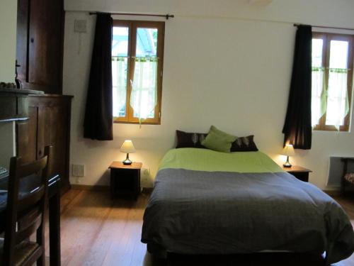 カンパンにあるLa Cazalèreのベッドルーム1室(緑のベッド1台、窓2つ付)