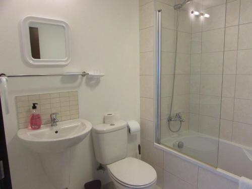 een badkamer met een toilet, een wastafel en een douche bij BCV Private 1 Bed Apartment Ground Floor Dunas Resort 6067 in Santa Maria