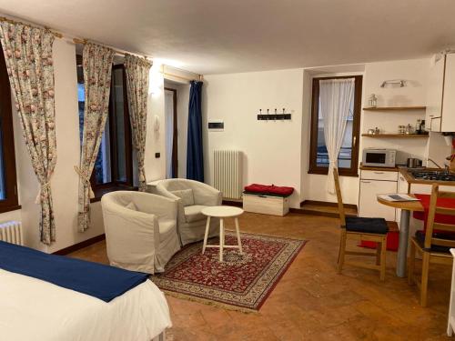 een slaapkamer met een bed en een tafel en een keuken bij Imbarcadero Apartment in Bellagio