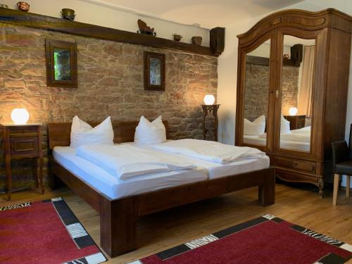 Säng eller sängar i ett rum på Hotel Weingärtner