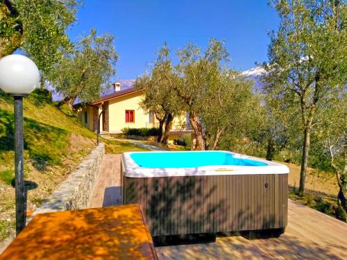 Swimming pool sa o malapit sa Appartamenti Villa Vagne by Gardadomusmea