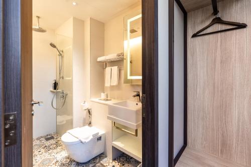 新加坡的住宿－The Quay Hotel，浴室配有卫生间、盥洗盆和淋浴。