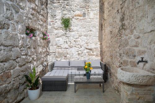 un patio con banco y fregadero en Awesome Stone House, en Split