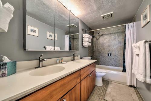 Ένα μπάνιο στο Resort Townhome with Pool - Walk to Pohaku Beach