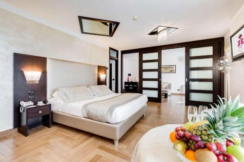 a bedroom with a bed and a table with a bowl of fruit at Best Western Hotel Rocca in Cassino