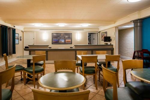 Гостиная зона в La Quinta Inn by Wyndham Norfolk Virginia Beach