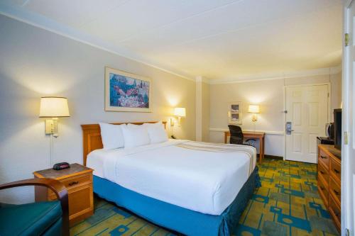 Кровать или кровати в номере La Quinta Inn by Wyndham Norfolk Virginia Beach