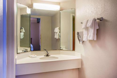 Ванная комната в La Quinta Inn by Wyndham Norfolk Virginia Beach