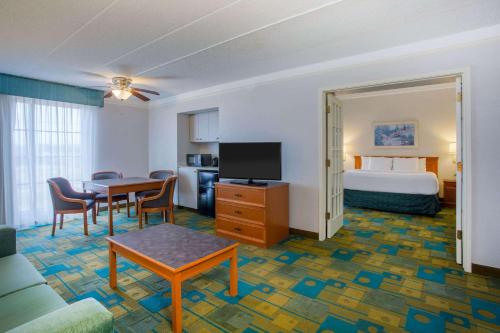 Телевизор и/или развлекательный центр в La Quinta Inn by Wyndham Norfolk Virginia Beach