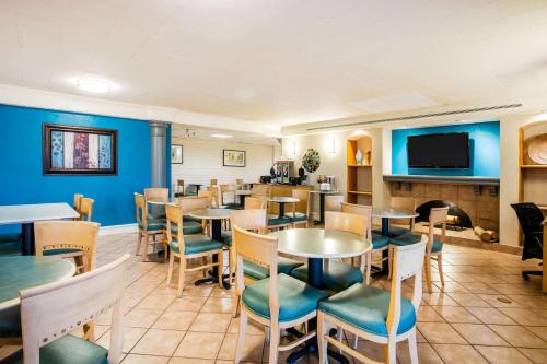Телевизор и/или развлекательный центр в La Quinta Inn by Wyndham Norfolk Virginia Beach