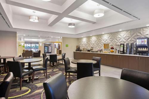 A restaurant or other place to eat at La Quinta by Wyndham Visalia/Sequoia Gateway