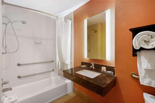 Ένα μπάνιο στο La Quinta by Wyndham Florence