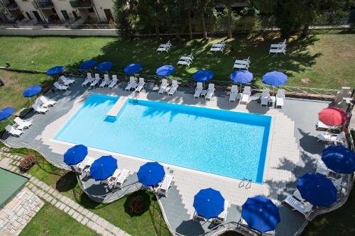 an overhead view of a swimming pool with chairs and umbrellas at Grand Hotel del Parco in Pescasseroli