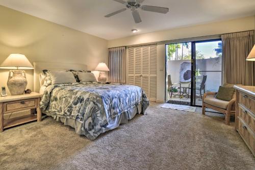 1 dormitorio con 1 cama y puerta corredera de cristal en Kihei Condo with Resort Amenities Walk to the Beach en Wailea