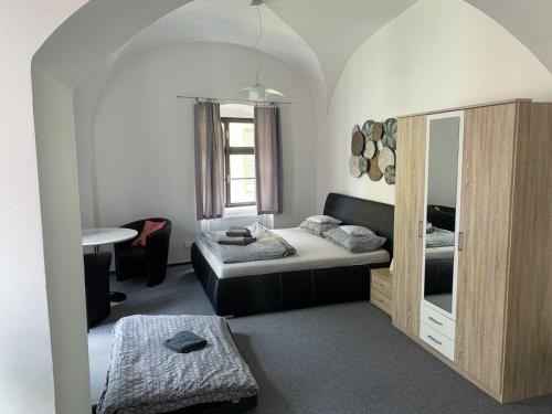 ein kleines Zimmer mit einem Bett und einem Spiegel in der Unterkunft Penzion Měšťan in Jindřichův Hradec