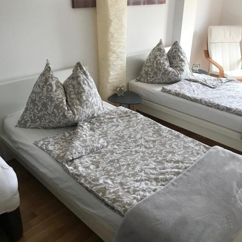 ein Schlafzimmer mit 2 Betten mit Kissen darauf in der Unterkunft LG Lovely Apartment in Stockerau