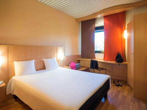 Postel nebo postele na pokoji v ubytování Hotel Ibis Milano Ca' Granda