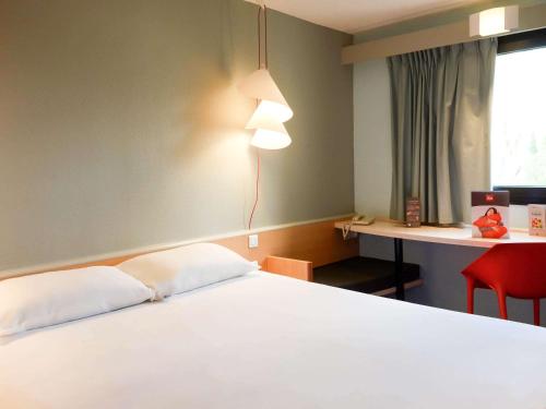 Un pat sau paturi într-o cameră la Hôtel Ibis Nevers