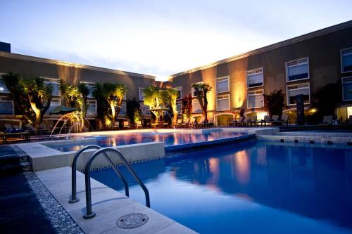 Bazén v ubytování Plaza Camelinas Hotel nebo v jeho okolí