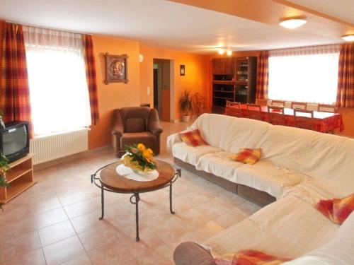 sala de estar con sofá blanco y TV en Spacious Apartment in Ondenval with Terrace, en Waimes