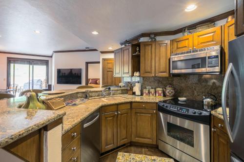 Η κουζίνα ή μικρή κουζίνα στο Strawberry Park True Ski In Ski Out by Vail Realty