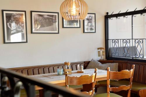 a dining room with a table and chairs at Hotel Restaurant "Zur Post" in Holdorf