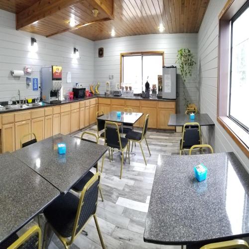 Una cocina o zona de cocina en Adams Inn and Suites