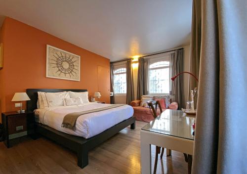 a bedroom with a bed and a living room at Hotel Villa Condesa in Mexico City