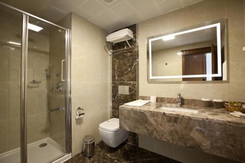 Un baño de Grand Altuntas Hotel