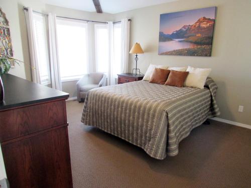 Un pat sau paturi într-o cameră la Paradise Canyon Golf Resort, Signature Condo 380