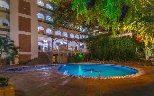 a swimming pool in the middle of a building at Hotel Chicala in Neiva