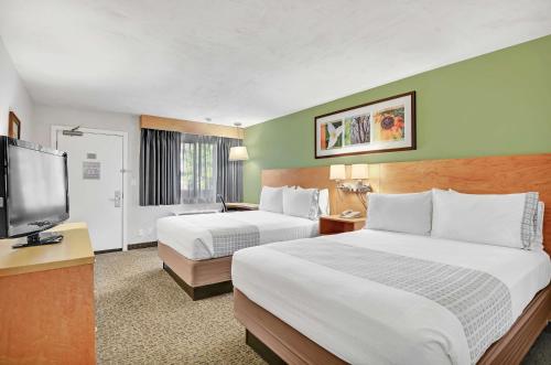 a hotel room with two beds and a flat screen tv at Hotel Nexus; BW Signature Collection in Seattle