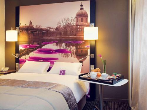 Un pat sau paturi într-o cameră la Mercure Toulouse Centre Wilson Capitole