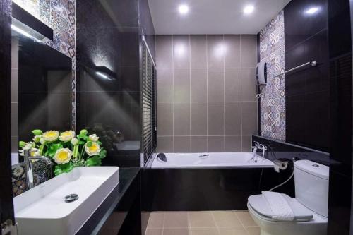 Kylpyhuone majoituspaikassa Pura Nakhon Hotel