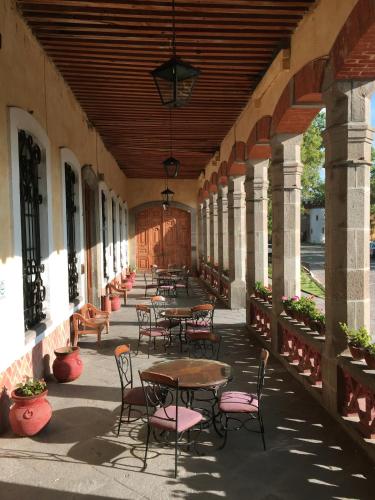 Un restaurante u otro lugar para comer en Hacienda Soltepec Suites Campo de Golf