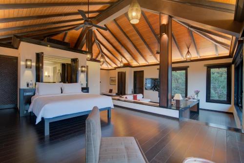 una camera da letto con un letto grande in una stanza di Taj Madikeri Resort & Spa Coorg a Madikeri