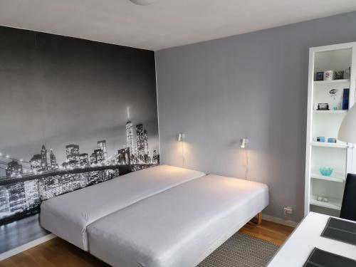 - une chambre avec un lit blanc et un mur noir dans l'établissement Vestbjerg Apartments, à Vestbjerg