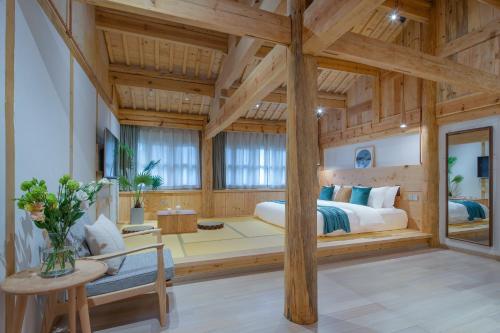 - une grande chambre avec un lit et une table dans l'établissement SuShe Inn（2nd Jianshe Inn), à Lijiang