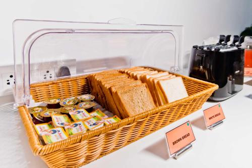 un cesto di pane e altri prodotti alimentari su un bancone di X by Bloom l Manyata a Bangalore