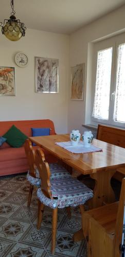 una sala da pranzo con tavolo e sedie in legno di Casa Nella a Ledro