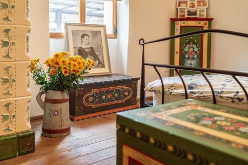 a room with a bed and a vase of flowers at Casa Schmidt in Criţ